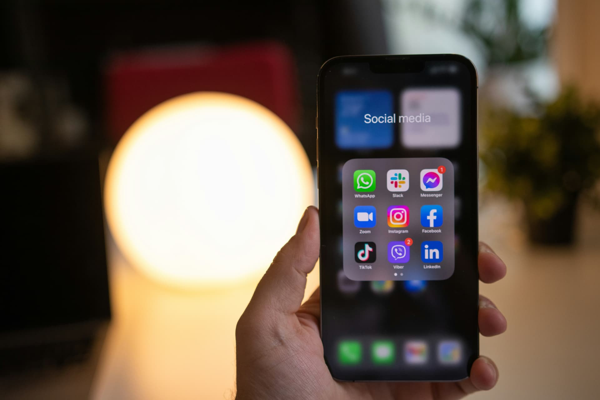 Riprese social con smartphone su treppiede in uno studio con luci LED
