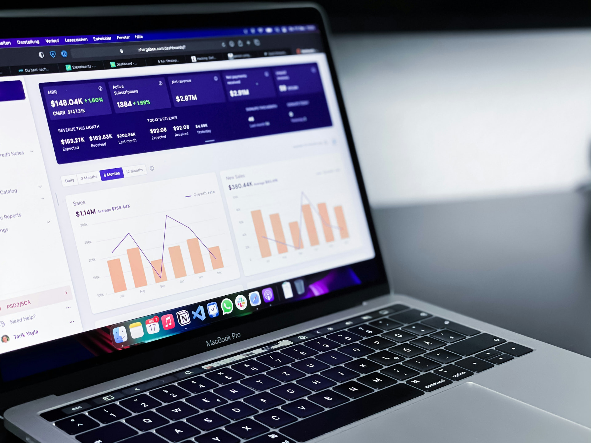 Laptop con grafici di performance su una scrivania minimal